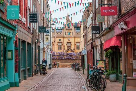 Central, Stunning 2 Bed Apartment With Parking! Cambridge Exterior foto